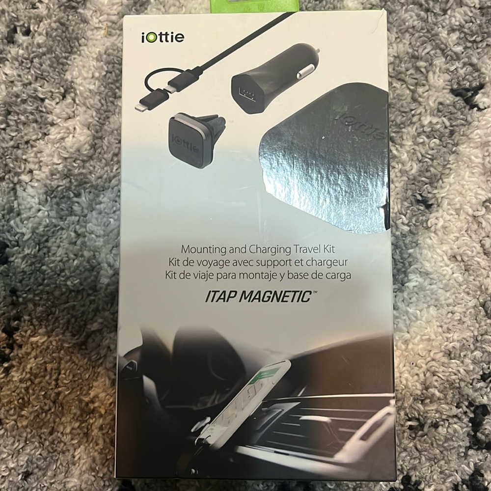 Mounting and changing travel kit